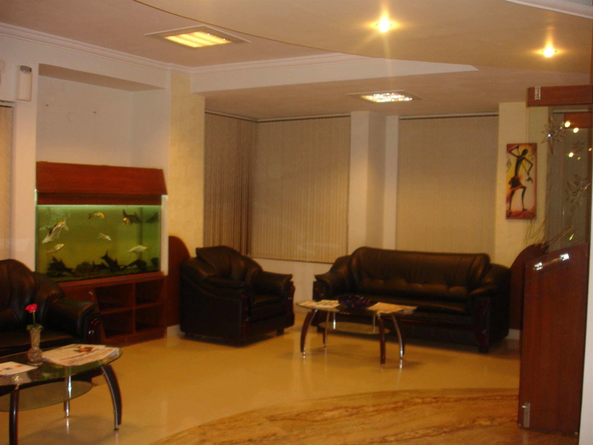 Oyo 5934 Lokaz Hotel บังกาลอร์ ภายนอก รูปภาพ