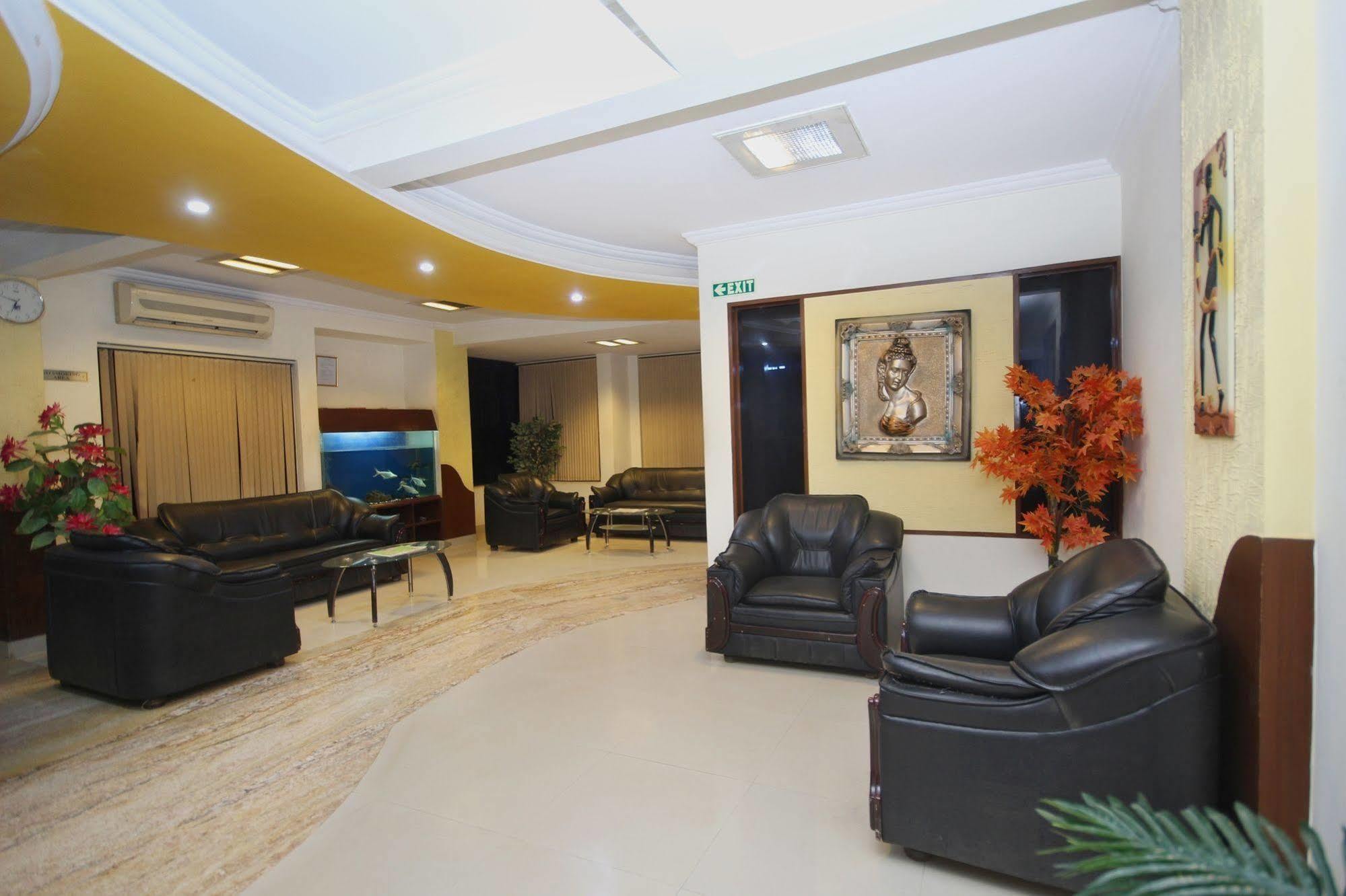Oyo 5934 Lokaz Hotel บังกาลอร์ ภายนอก รูปภาพ