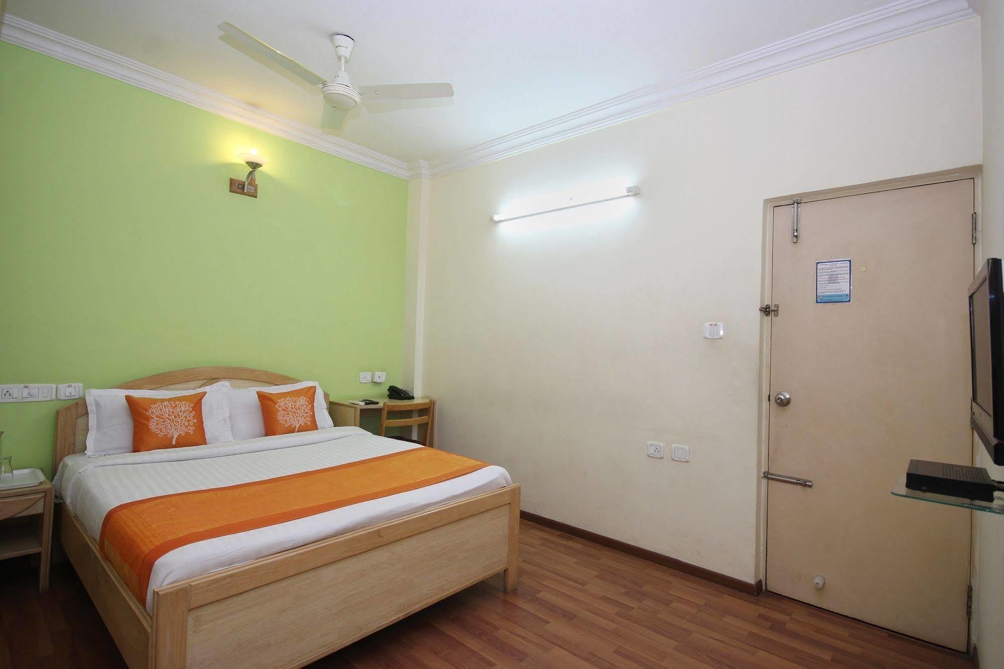 Oyo 5934 Lokaz Hotel บังกาลอร์ ภายนอก รูปภาพ