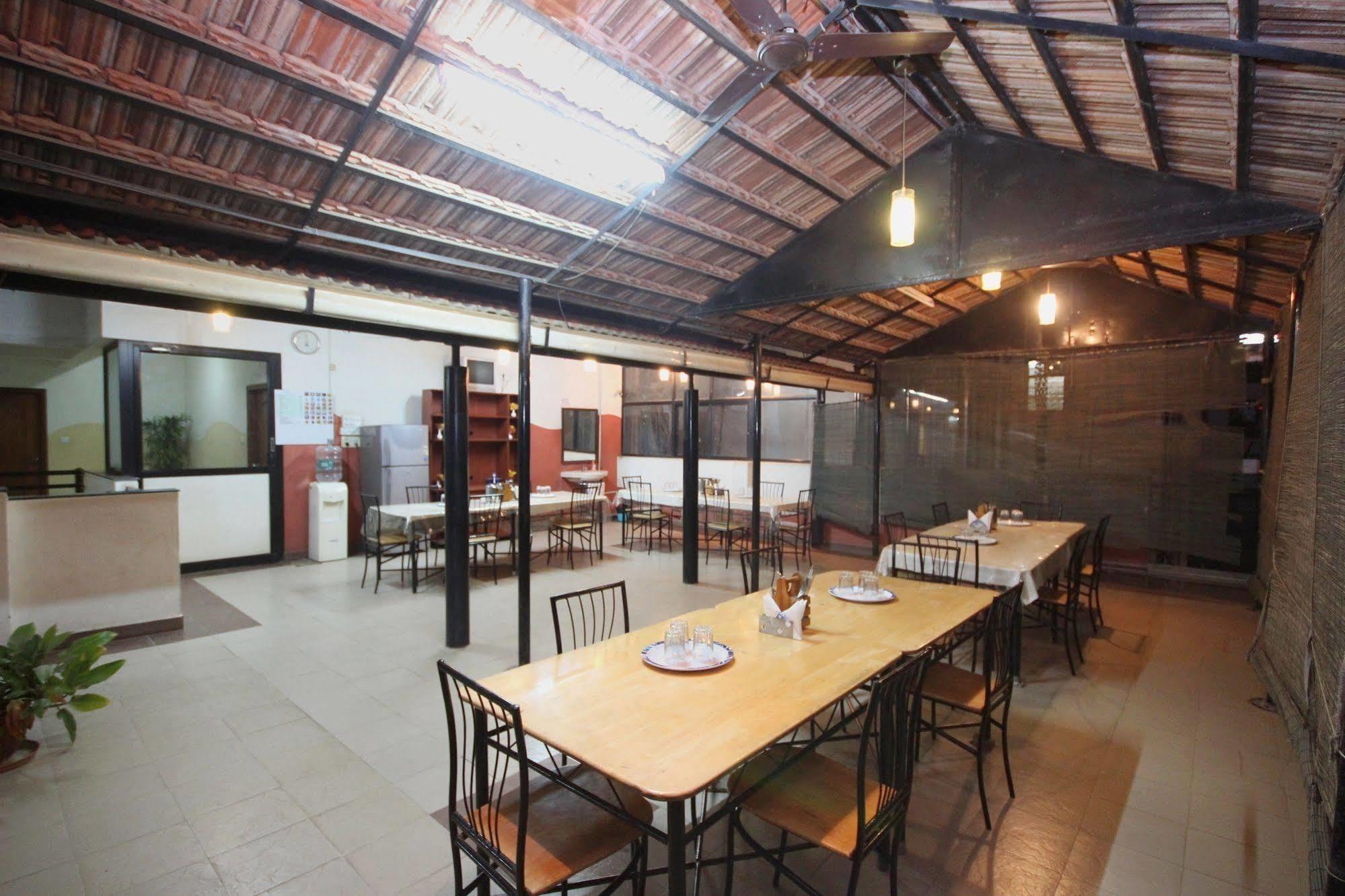 Oyo 5934 Lokaz Hotel บังกาลอร์ ภายนอก รูปภาพ